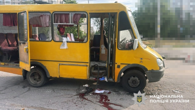 Черговий теракт проти цивільних: у Херсоні окупанти атакували дроном маршрутку, є загибла та поранені